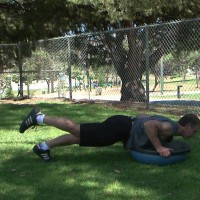 陸上でダックダイブ(ドルフィンスルー)のトレーニング