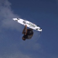 バックフリップからビッグウェイブチャージまでこなすフリン・ノヴァック