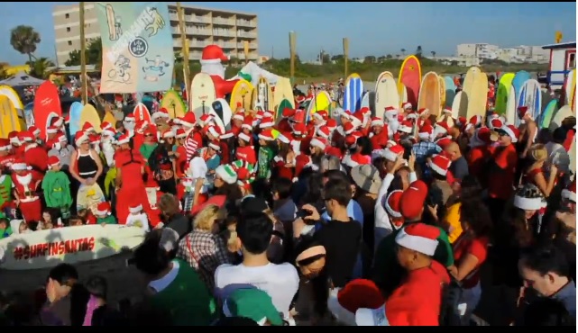 フロリダで大盛況となったクリスマスイベント「サーフィン・サンタ」