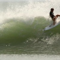 レフトのマシンブレイクが割れる中米でフリーサーフ：アレッサ・クイゾン