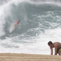 ケイキ・ビーチのヘビーなショアブレイクでワイプアウト:プーピーズ