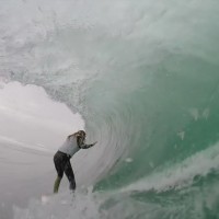 女性ウォーターマンのビッグウェイブチャージ@フランス：ジャスティン・デュポン