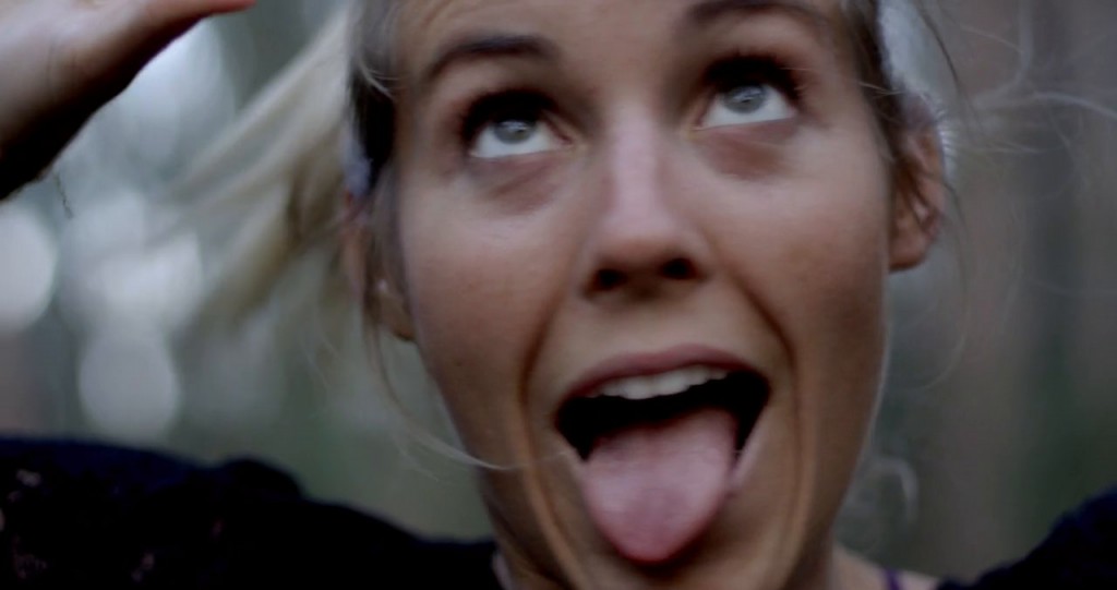 トップターンの参考になるフリーサーフ映像：レイラ・ハースト