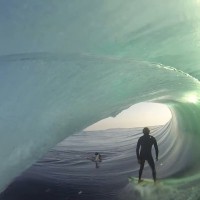 スラブの宝庫であるサウスコーストでのフリーサーフ:スコット・デニス