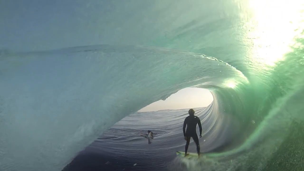 スラブの宝庫であるサウスコーストでのフリーサーフ：スコット・デニス