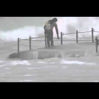 オフシーズンのサーフイベント中に負傷したタイラー・ライト