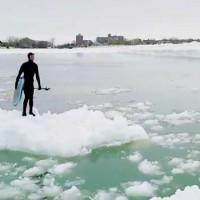 凍りつく寒さのミシガン湖でSUPを使って水上散歩