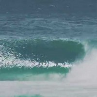 ミック・ファニングらトップオージーがサイクロンスウェルのベストコンディションでセッション