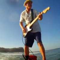 世界初！？波に乗りながらエレキギターを演奏