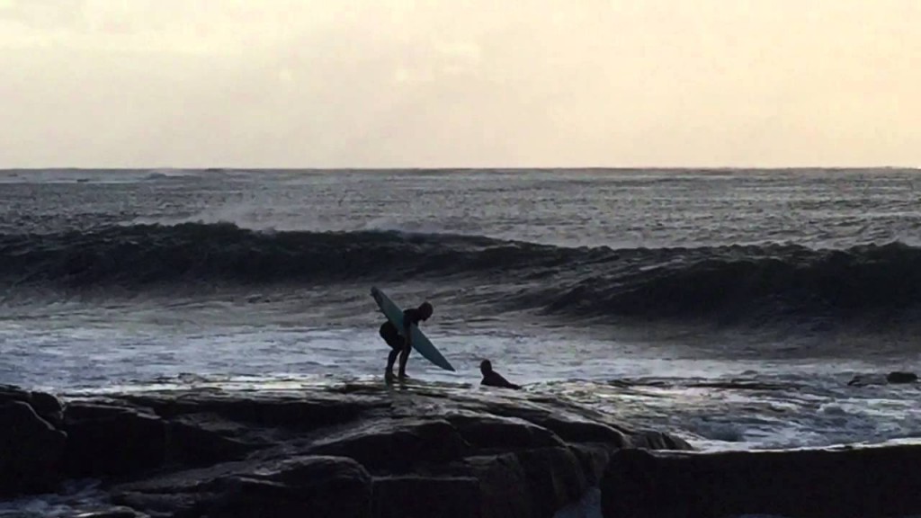 岩場で転倒するサーファー&爆笑で見守る仲間