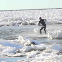 流氷の残る湖でウェイクスケート:ブライアン・グラブ