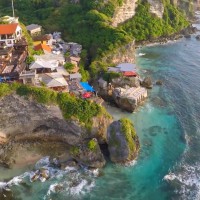 断崖絶壁のバリ島ウルワツの空撮映像