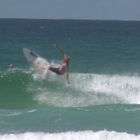 見分けられますか?サーフスタイルがそっくりなミック・ファニングとスチュアート・ケネディ