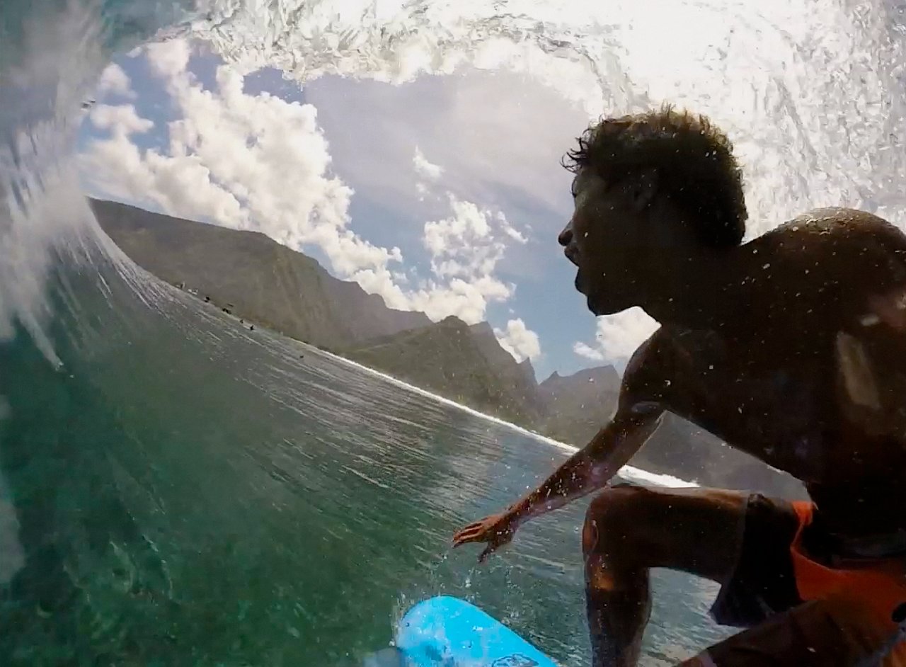 スポンジボードに乗って自撮りしながらチョープーチャージ:マタヒ・ドローレ