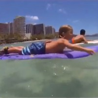 5歳になったアンディ・アイアンズの息子・アクセルのサーフ映像