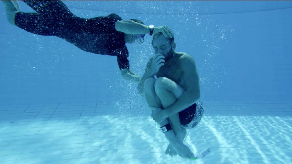 ビッグウェイブサーフィンに備えたマーク・マシューズの水中トレーニング