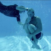 ビッグウェイブサーフィンに備えたマーク・マシューズの水中トレーニング