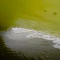 世界最長バレルが割れるスケルトンベイに今シーズンのファーストスウェル到来