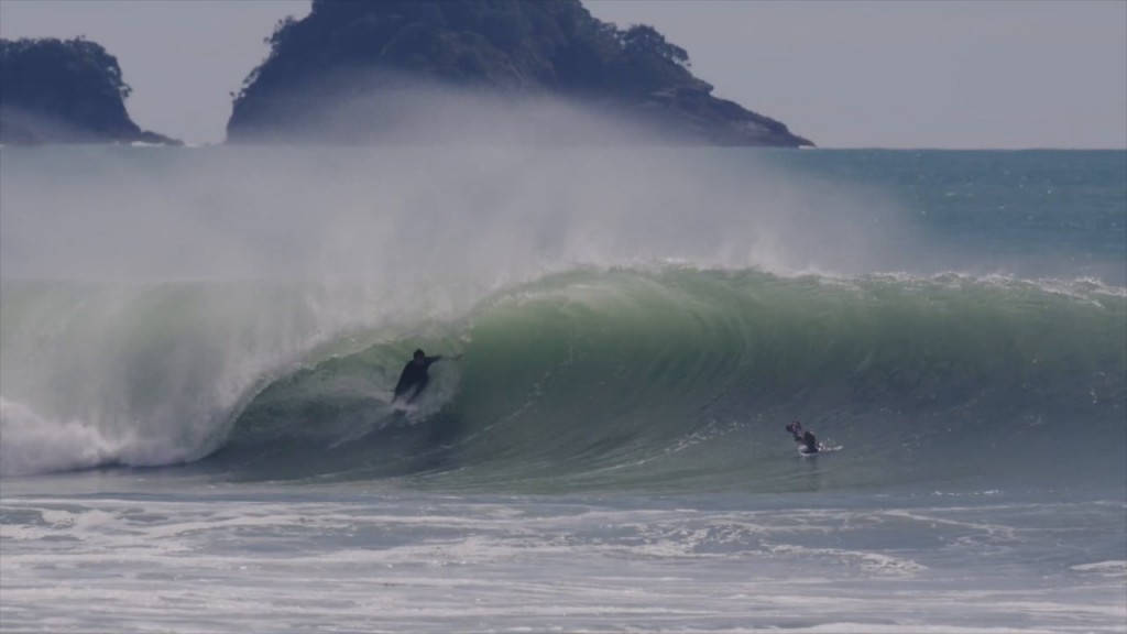 サイクロンスウェル狙いのニュージーランドで当てたバレル：ジェレミー・フローレス