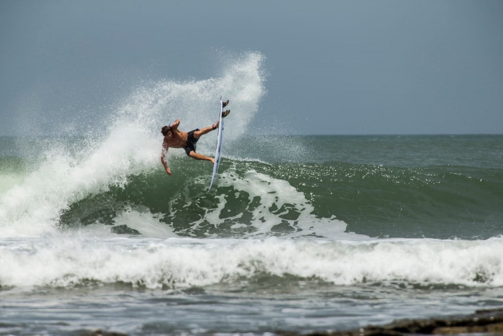 中米ニカラグアで小波チューブセッション：クレイ・マルゾ