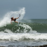 中米ニカラグアで小波チューブセッション:クレイ・マルゾ