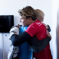 Jベイ（南アフリカ）のWSLサーフイベント決勝でシャークアタック発生：ミック・ファニング