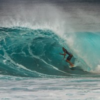パイプライン(オアフ島)を代表するジェイミーvsジョンジョンのバレル対決