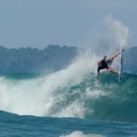 必見!10分以上に渡る革新的なベストモダンサーフィン:ライアン・カリナン