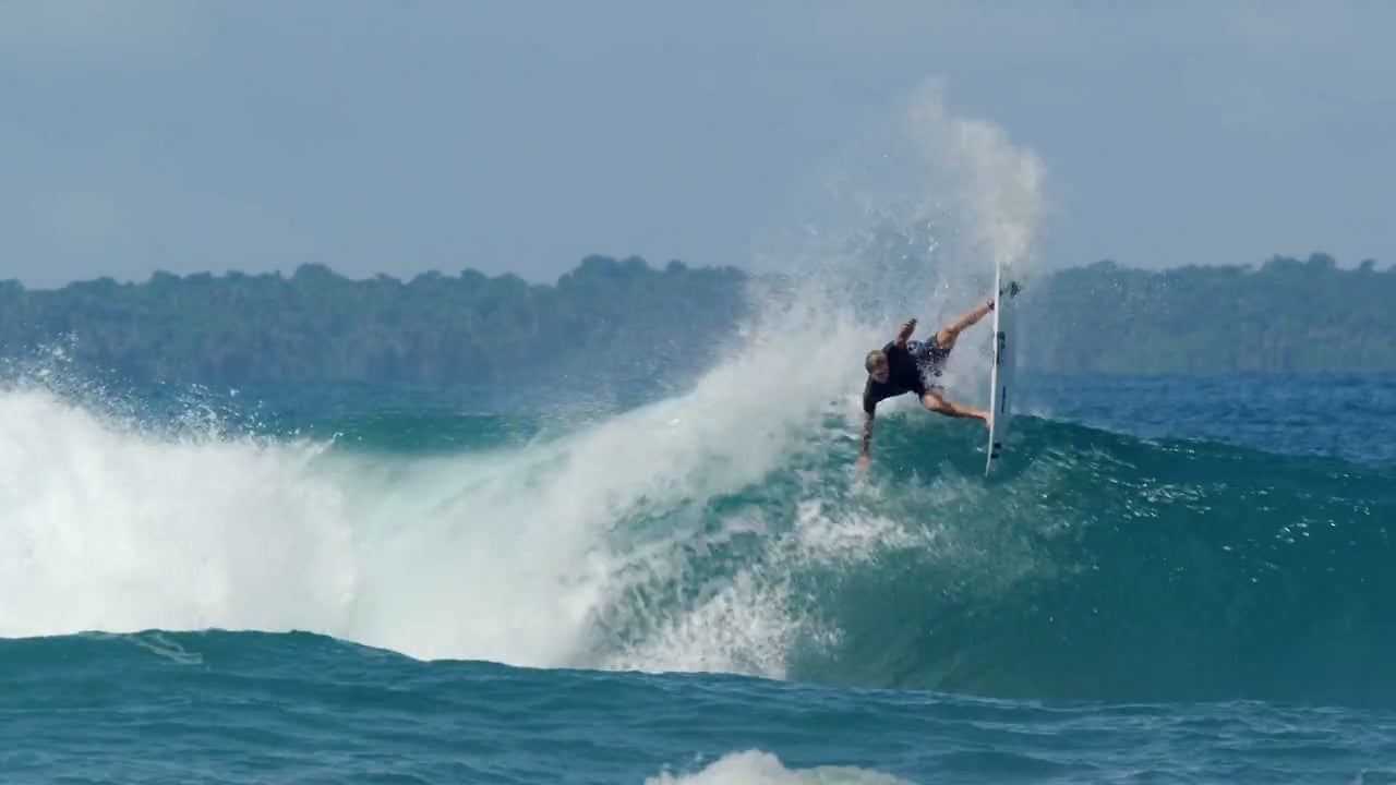 必見!10分以上に渡る革新的なベストモダンサーフィン:ライアン・カリナン