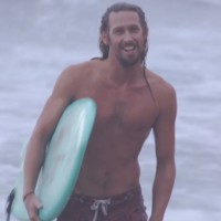 ツインフィンで流れるようなスタイリッシュライド：アッシャー・ペイシー