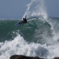 来日で話題沸騰！シャークアタック後のJベイでフリーサーフ：ケリー・スレーター