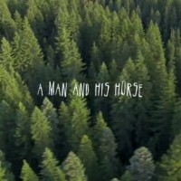 Jベイのシャークアタック直後に海に入ったデレク・ハインドのフィンレスサーフ