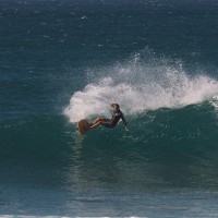 Visslaライダーのスタイルマスターと若手コンテストサーファーによるハワイサーフ