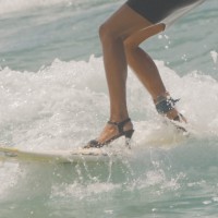 ハイヒールを履いてパドルサーフィン&パラキート！？も装着：モード・ル・カー