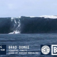 スキムボードでチョープー(タヒチ)にチャージ:ブラッド・ドンキー