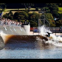 ウェイブプールで開催されたサーフイベント2015年度「レッドブル・アンリーシュド」