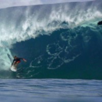 チョープー(タヒチ)でSUPが襲いかかる恐怖映像:ジャック・ロビンソン