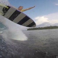 パーフェクトウェイブのメンタワイでスポンジボードサーフ:ジェイミー・オブライエン