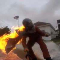 JOBの真似!?洪水した道路で炎に包まれながらストリートサーフィン