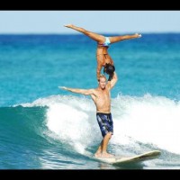 男女ペアの美しいタンデムサーフィン!オアフ島マカハで12月にコンテスト開催