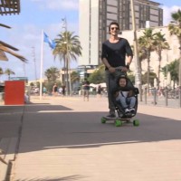 外出を促進するスケートボードとベビーカーが一体化した商品「ロングボードストローラー」