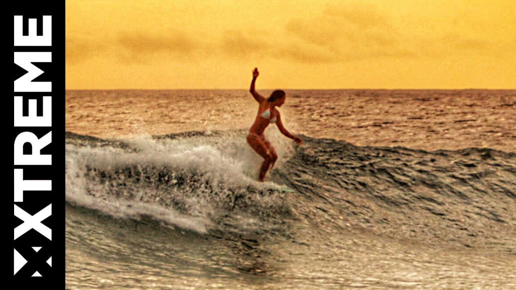 ケリア・モニーツがオアフ島ワイキキで過ごした過去を振り返るライフスタイル動画