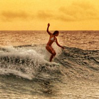 ケリア・モニーツがオアフ島ワイキキで過ごした過去を振り返るライフスタイル動画