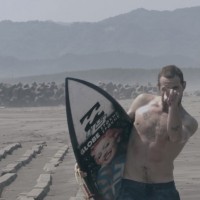 台風スウェル狙いでオージーサーファーが日本トリップ:クリード・マクタガート