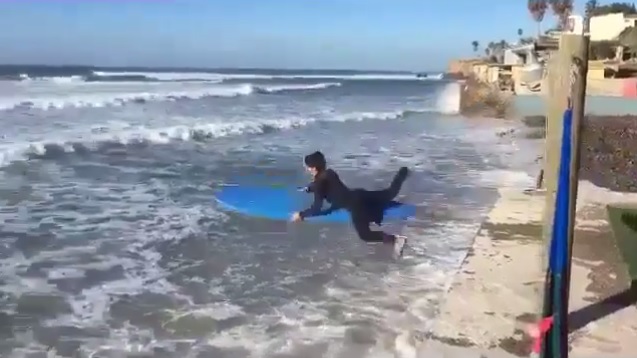 初心者は注意 笑えたり笑えなかったりする海でのハプニング動画 World Surf Movies