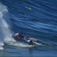 ジェットスキーと鬼ごっこ!?トム・ロウの忘れられない初ライド動画@ナザレ(ポルトガル)