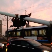 オランダで橋の頂上からスケート!100m以上の高さから川へ転落したけどリアル?