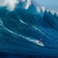 ベサニー・ハミルトンが今度はマウイ島ジョーズのビッグウェイブにチャージ