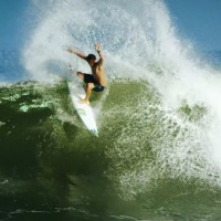 レールサーフィンで魅せるグロムのオアフ島ノースショア動画:グリフィン・コラピント