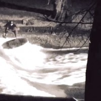 アイスバッハ川（ドイツ）のリバーサーフィンでお医者さんがキックフリップをメイク